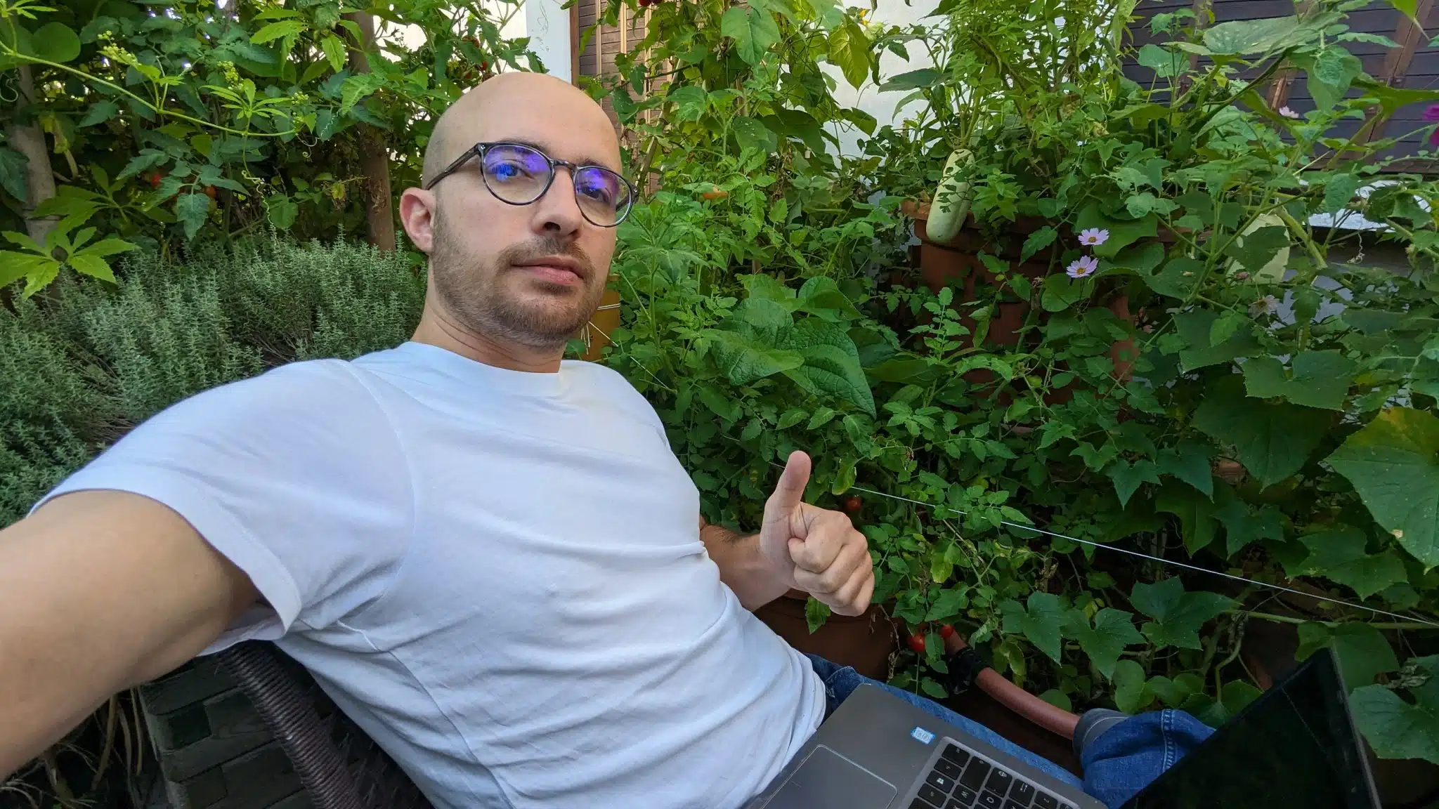 Fabrice Maira sur sa terrasse légendaire du potager minimaliste.